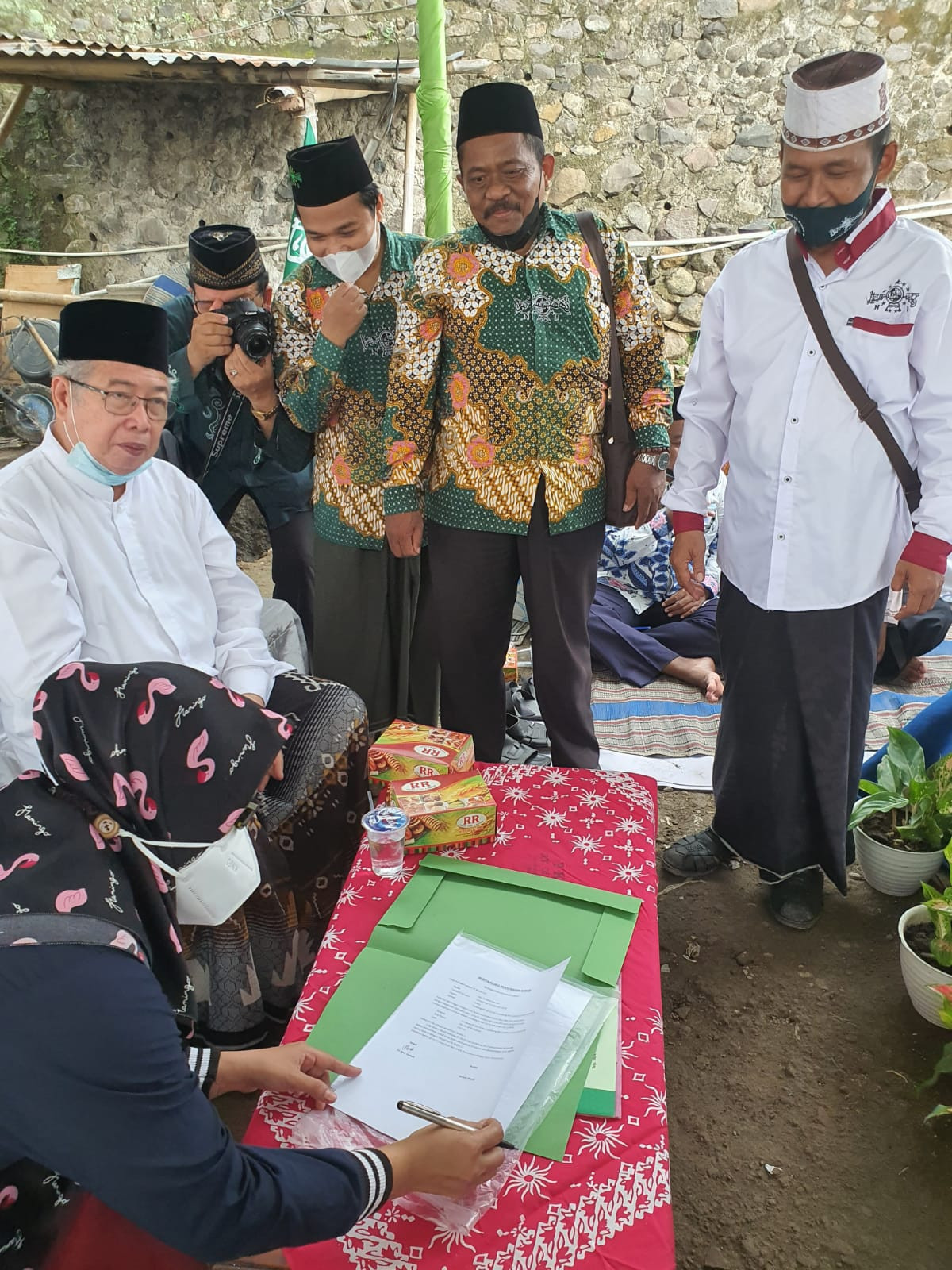 Serah terima wakaf dan peletakan batu pertama pembangunan masjid NU A Ridha